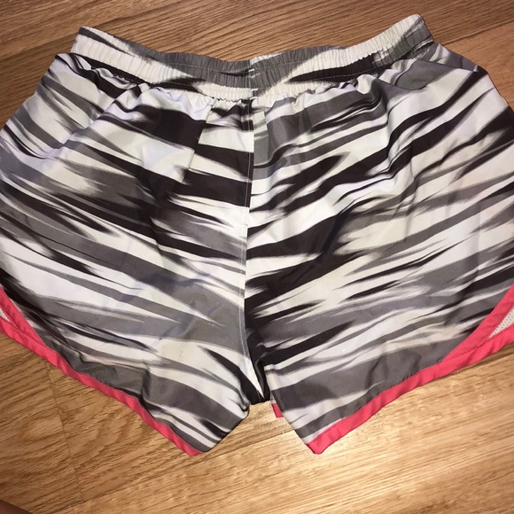 Small Under Armour patterned shorts - Picture 2 of 5